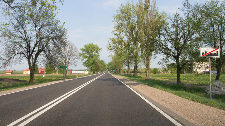 Z jaką maksymalną dopuszczalną prędkością wolno Ci kierować samochodem osobowym po drodze za tym znakiem?